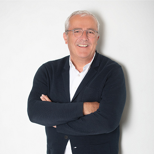 Retrato de Bertram Schmitz, Director de Ventas de B&W Internacional, sobre un fondo claro, sonriendo amistosamente.