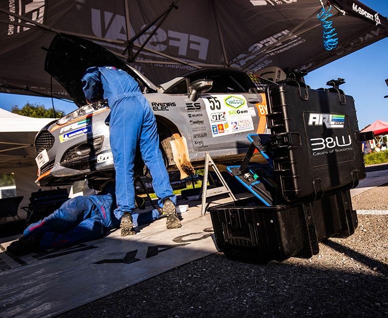 B&W International Werkzeugkoffer offer im Einsatz beim Rallye-Service – robustes Equipment für professionelle Werkzeugeinsätze im Motorsport.
