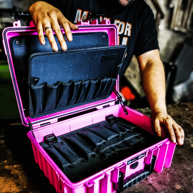 Geöffneter B&W International pinker Koffer mit mehreren Fächern zur sicheren Aufbewahrung von Werkzeugen und Ausrüstung.