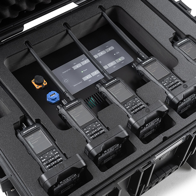 B&W International Ladekoffer mit mehreren Motorola-Funkgeräten in passgenauem Schaumstoffeinsatz, mobile Lösung für sichere Aufbewahrung und gleichzeitiges Laden.