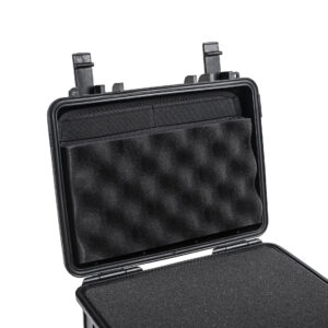 B&W International Deckeltasche im Deckel eines Mehrzweckkoffers, mit weichem Schaumstoff und Fächern für Dokumente oder Tablet, sicher verschraubt und leicht montierbar.