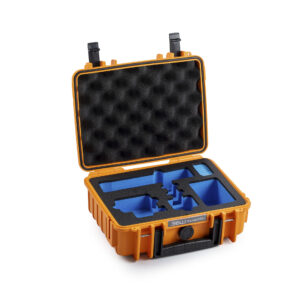 Maleta multiusos robusta de B&W International en naranja con incrustación de espuma azul a medida y espuma tachonada en la tapa para una protección segura del dispositivo. Adecuada para GoPro 9 a 13. 