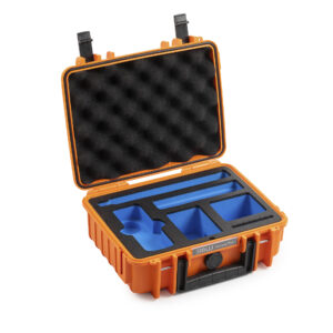 Orangener PP 41 B&W International Koffer mit passgenauer blauer Schaumeinlage zum sicheren Transport einer Actioncam Insta360 X5, geöffnet mit Noppenschaum im Deckel.