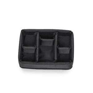 Schwarze Facheinteilung mit sechs Fächern für B&W International Mehrzweckkoffer, perfekt für sicheren Transport und Aufbewahrung von Kamera- oder Drohnenausrüstung.