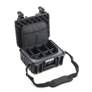 B&W International Kombination aus Mehrzweckkoffer PP 117 und Tasche – wasserdichter Schutzkoffer mit gepolsterten Fächern und Schultergurt für sicheren Transport empfindlicher Ausrüstung.