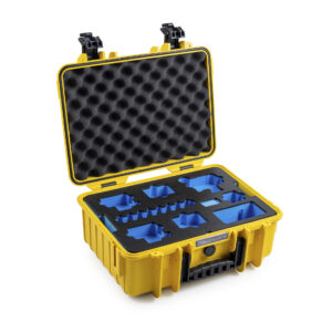 Stabiler B&W International Mehrzweckkoffer in gelb mit passgenauem blauen Schaumstoff-Inlay und Noppenschaum im Deckel für sicheren Geräteschutz. Geeignet für GoPro 9 bis 13.