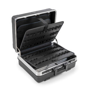 Offener ABS 343 B&W International Werkzeugkoffer in Schwarz mit Aluminiumrahmen und integrierten Werkzeugtafeln.
