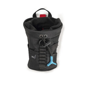 Schwarze Werkzeugtasche von B&W International mit Schlaufe und Kordelzug, ideal als kompakter Organizer für Schrauben und Nägel.
