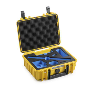 Mallette de protection B&W Outdoor jaune ouverte avec insert en mousse ajusté pour le stockage et le transport en toute sécurité des équipements sensibles.