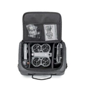 La bolsa para drones TEX.117.Neo 2, una funda en blanco y negro para DJI Neo 2, se abre para mostrar un dron compacto, un mando a distancia, cables de carga y accesorios perfectamente organizados en compartimentos separados y bolsillos de malla.
