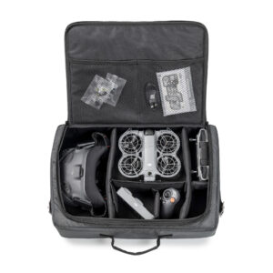 Die drone.bag TEX.221.Neo 2 | B&W Tasche für DJI Neo 2 ist eine schwarze Tragetasche mit organisierten Fächern für eine Drohne, Fernsteuerung, Brille, Propellerschutz und Zubehörtaschen.
