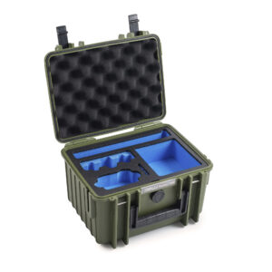 Abre la action.case PP.66.Osmo Action 6, una funda rígida multiusos blanca y negra (tipo 2000) con acolchado de espuma negra en la tapa y compartimentos de espuma azul personalizados para sujetar con seguridad tu DJI Osmo Action 6.