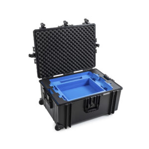 Un estuche protector negro de B&W International con acolchado de espuma en la tapa y un inserto de espuma azul personalizado en el interior, que se muestra abierto sobre un fondo blanco.