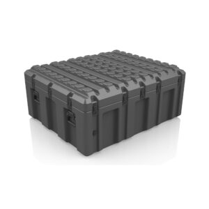 Der cargo.case HDPE 4545.4013 ist ein großer schwarzer B&W Cargokoffer mit verstärkten Rippen, vier seitlichen Griffen und sechs sicheren Verschlüssen, abgebildet auf weißem Hintergrund.