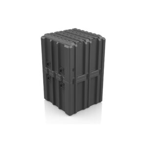 Der cargo.case HDPE 6100.6464 ist ein großer, schwarzer B&W Cargokoffer mit horizontalen Rillen und vier Frontverschlüssen aus Hartplastik, abgebildet auf weißem Hintergrund.